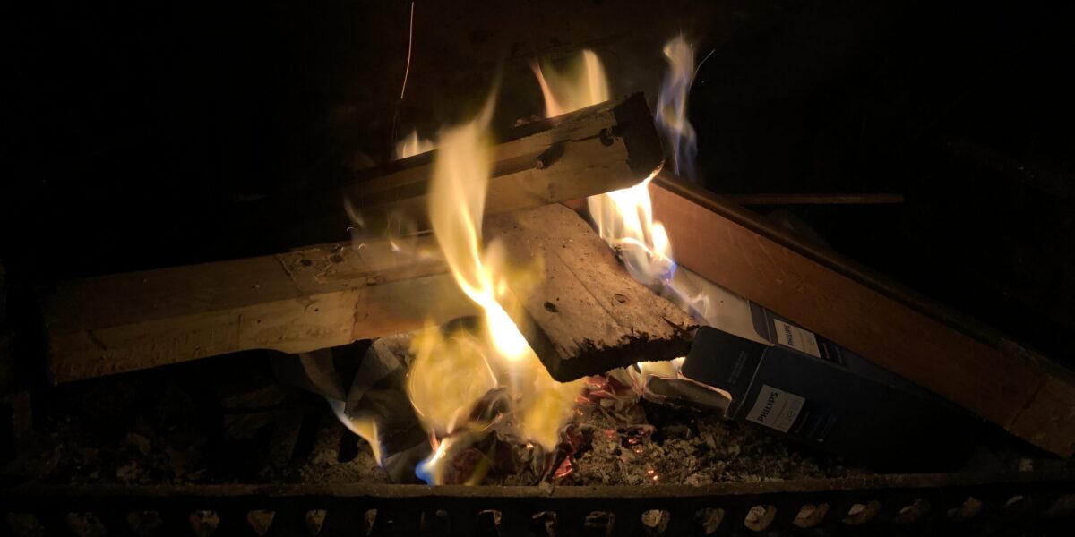 Gemeente Zoeterwoude adviseert op verantwoord stoken van hout