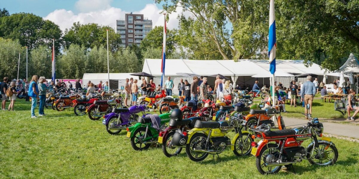 Van brommers kieken tot keihard meezingen: Houtkamp klaar voor Vriendenfeesten