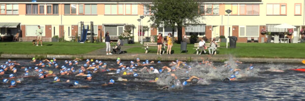 Zwemmen tijdens de triathlon in Leiderdorp kan dit jaar doorgaan.