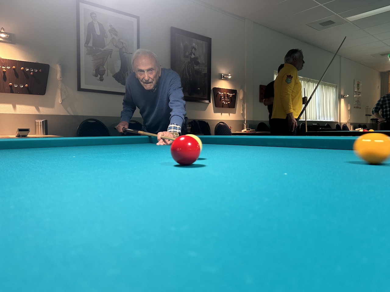 De heer Petit (95) oefent bij Biljarcentrum Oegstgeest. (Foto: redactie).