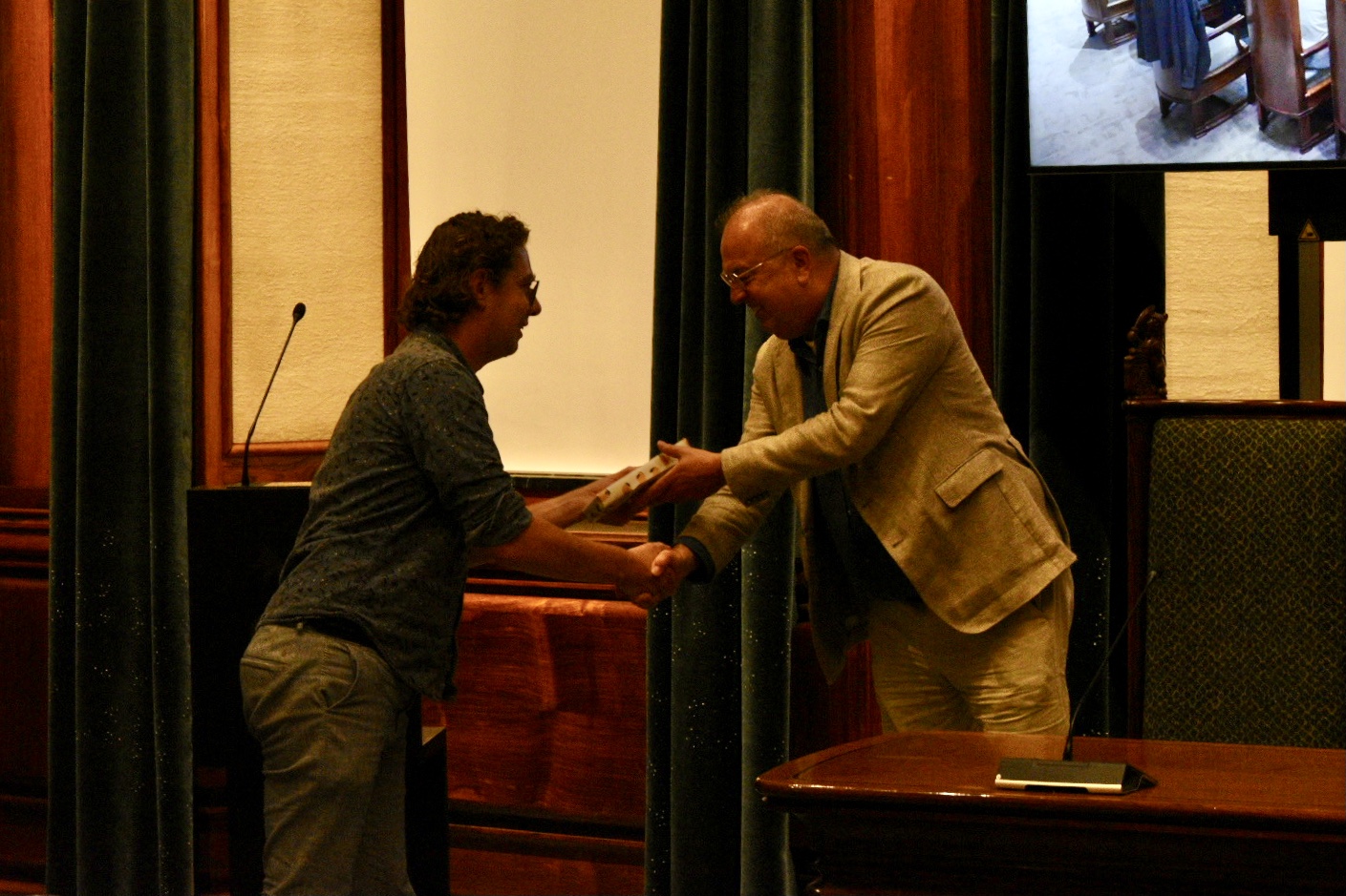 Marc Newsome overhandigt Peter van der Velden de manchetknopen. (Foto: Rob van Dullemen)