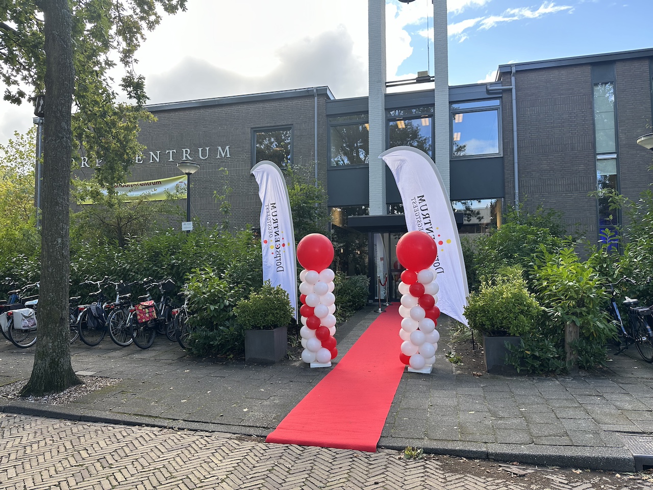 De feestelijke entree van Dorpscentrum Oegstgeest. (Foto: redactie).
