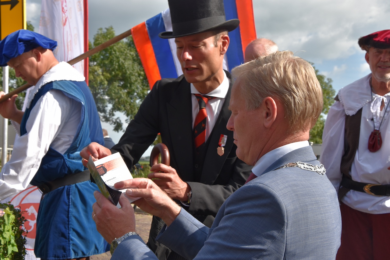 Burgemeester Fred van Trigt kijk in het routeboekje. (Foto: Peter van Delft).