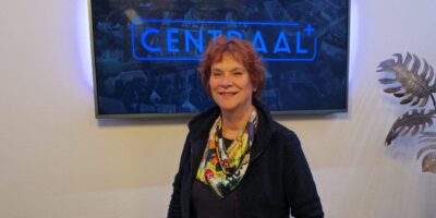 Conny Broeyer in de Centraal+ studio