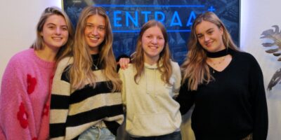 Julia, Indy, Dannick en Anne in de Centraal+ studio