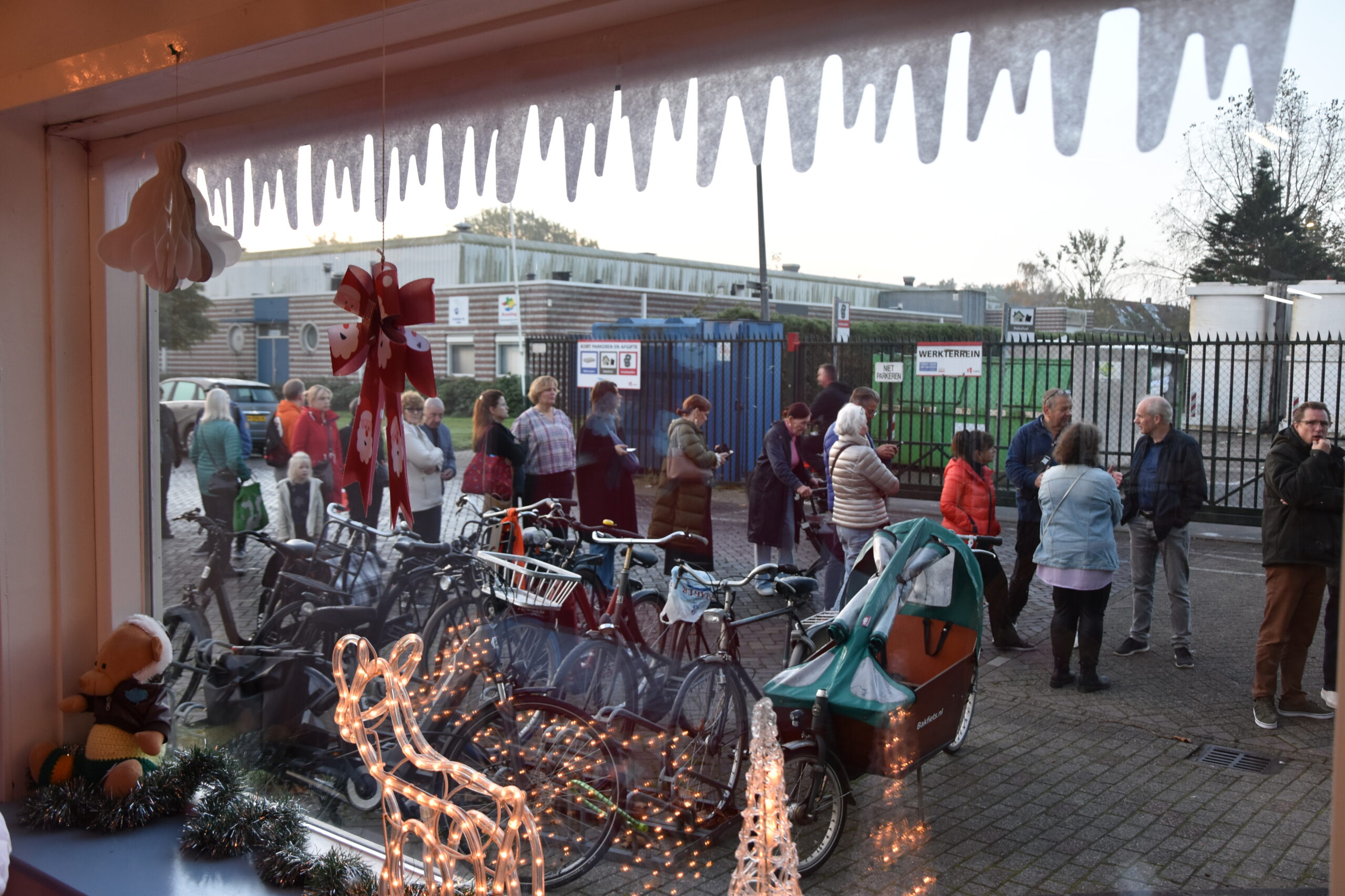 Wachtend voor opening van Het Warenhuis (Foto: Peter van Delft)
