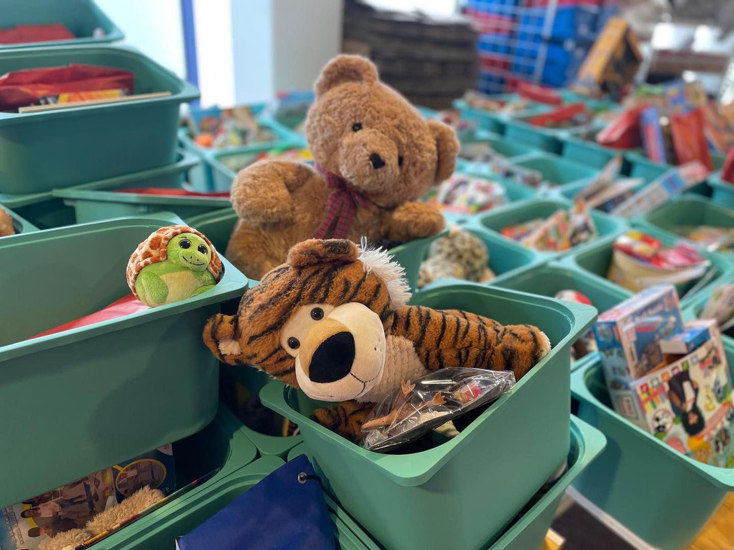 Ingezamelde cadeaus in de loods van Sintvoorieder1. (Foto: Facebook).