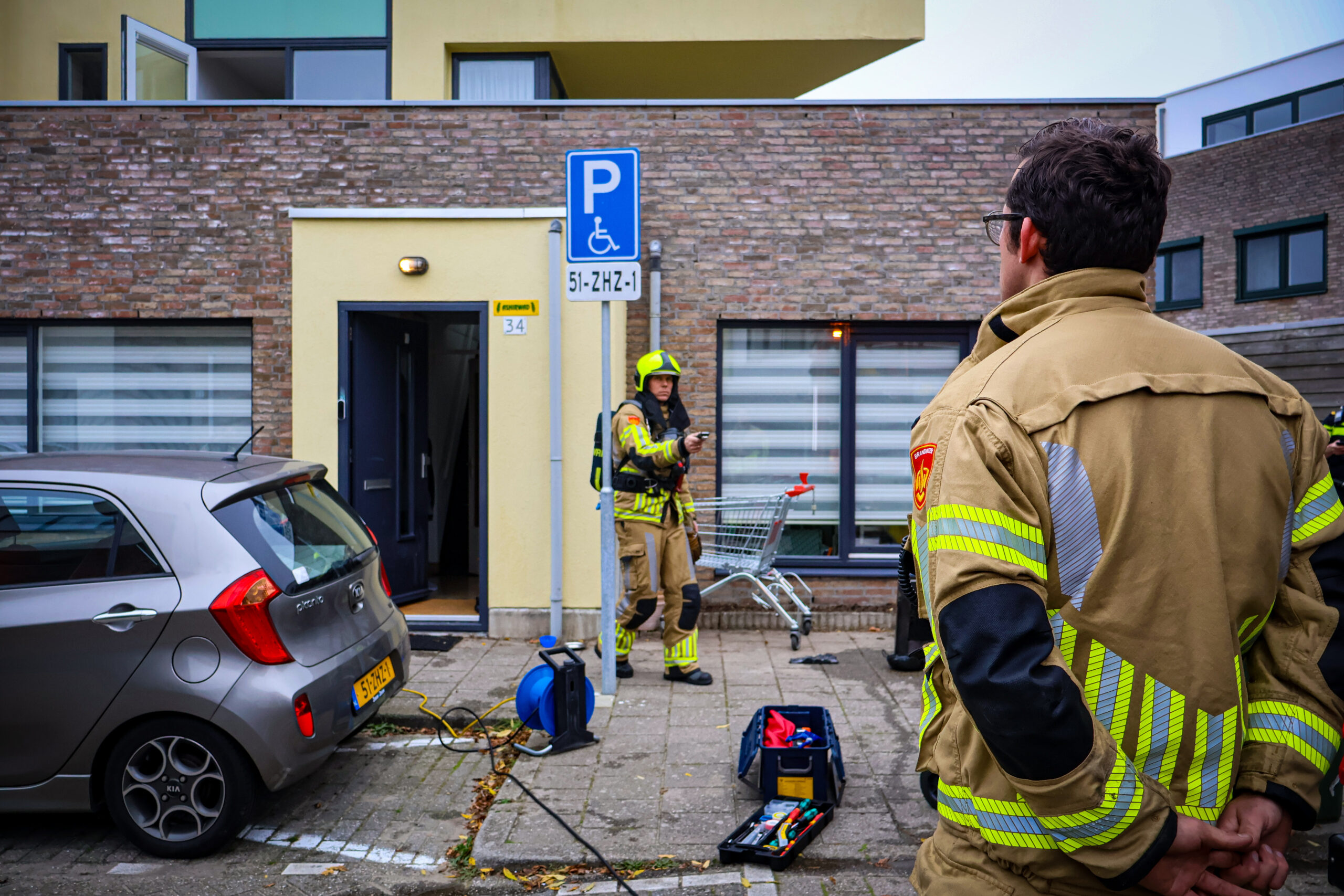 LEIDEN - Donderdagmiddag 7 november omstreeks 12.55 uur was brand ontstaan in een woning aan de Rosa de Werdstraat in Leiden. De brand bevond zich in de afzuigkap van de keuken. Nadat de brand onder controle was heeft de brandweer de woning geventileerd en nacontrole gedaan. Daarbij zijn sloopwerkzaamheden verricht. Bij de brand raakte niemand gewond. Stichting Salvage zal ondersteunen bij de afhandeling van de brandschade.