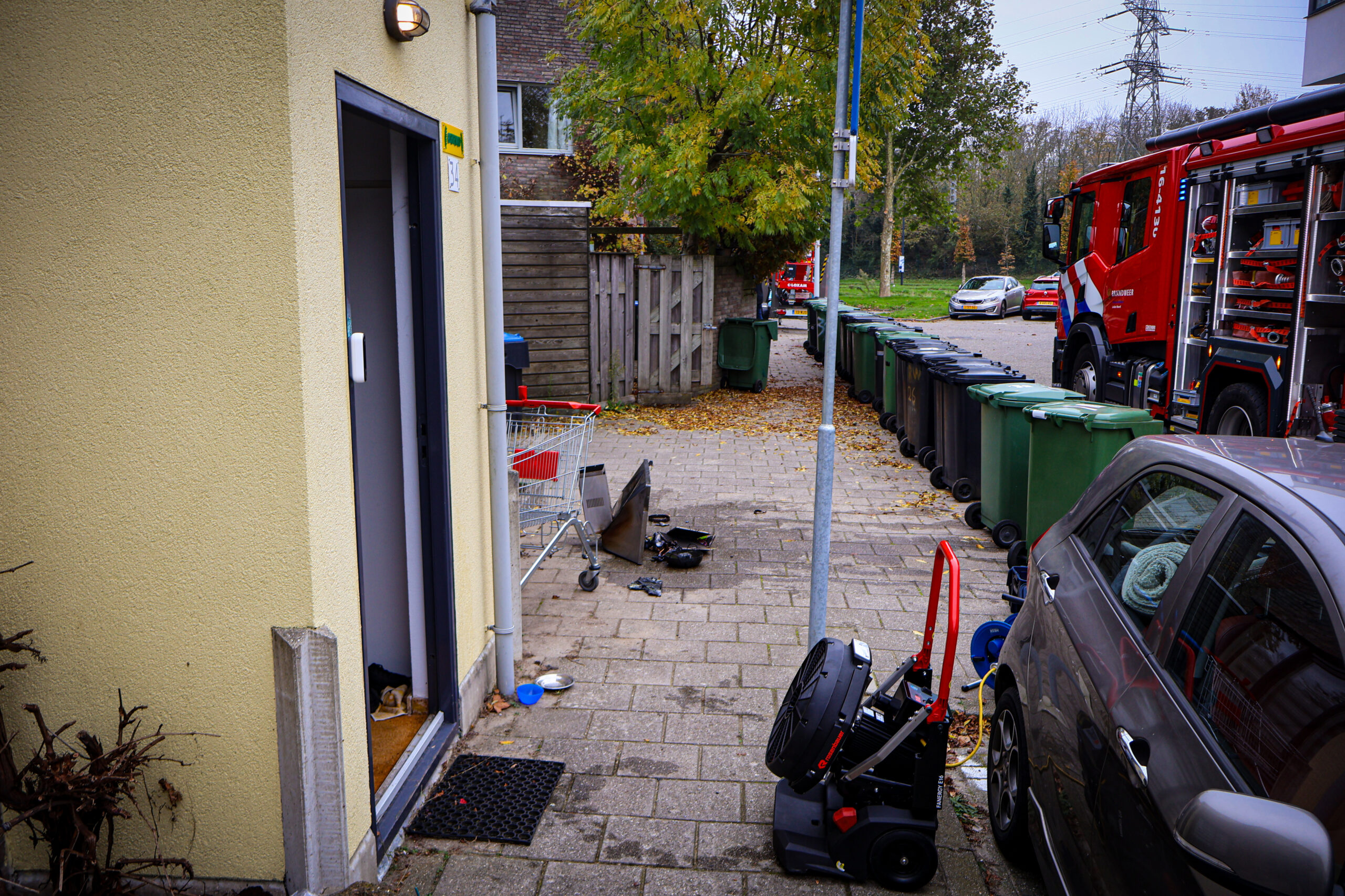 LEIDEN - Donderdagmiddag 7 november omstreeks 12.55 uur was brand ontstaan in een woning aan de Rosa de Werdstraat in Leiden. De brand bevond zich in de afzuigkap van de keuken. Nadat de brand onder controle was heeft de brandweer de woning geventileerd en nacontrole gedaan. Daarbij zijn sloopwerkzaamheden verricht. Bij de brand raakte niemand gewond. Stichting Salvage zal ondersteunen bij de afhandeling van de brandschade.