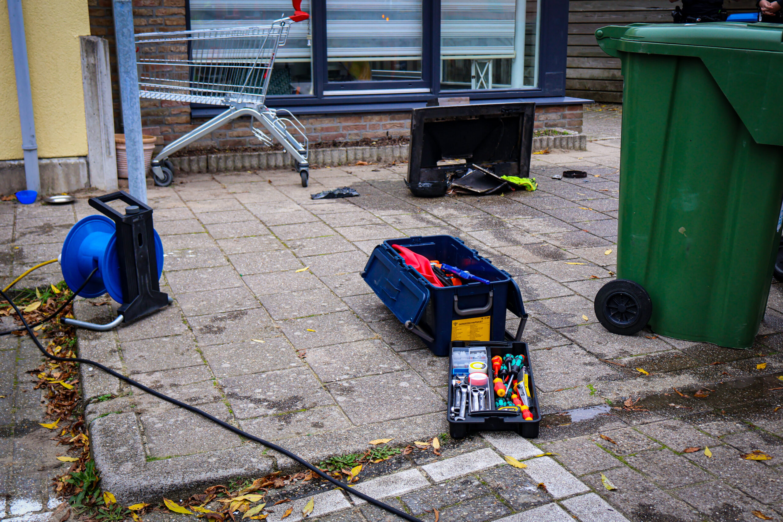 LEIDEN - Donderdagmiddag 7 november omstreeks 12.55 uur was brand ontstaan in een woning aan de Rosa de Werdstraat in Leiden. De brand bevond zich in de afzuigkap van de keuken. Nadat de brand onder controle was heeft de brandweer de woning geventileerd en nacontrole gedaan. Daarbij zijn sloopwerkzaamheden verricht. Bij de brand raakte niemand gewond. Stichting Salvage zal ondersteunen bij de afhandeling van de brandschade.