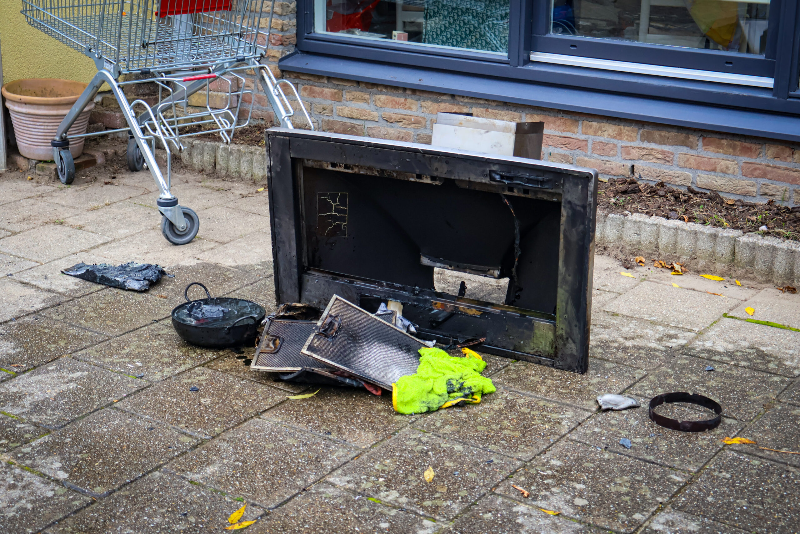 LEIDEN - Donderdagmiddag 7 november omstreeks 12.55 uur was brand ontstaan in een woning aan de Rosa de Werdstraat in Leiden. De brand bevond zich in de afzuigkap van de keuken. Nadat de brand onder controle was heeft de brandweer de woning geventileerd en nacontrole gedaan. Daarbij zijn sloopwerkzaamheden verricht. Bij de brand raakte niemand gewond. Stichting Salvage zal ondersteunen bij de afhandeling van de brandschade.