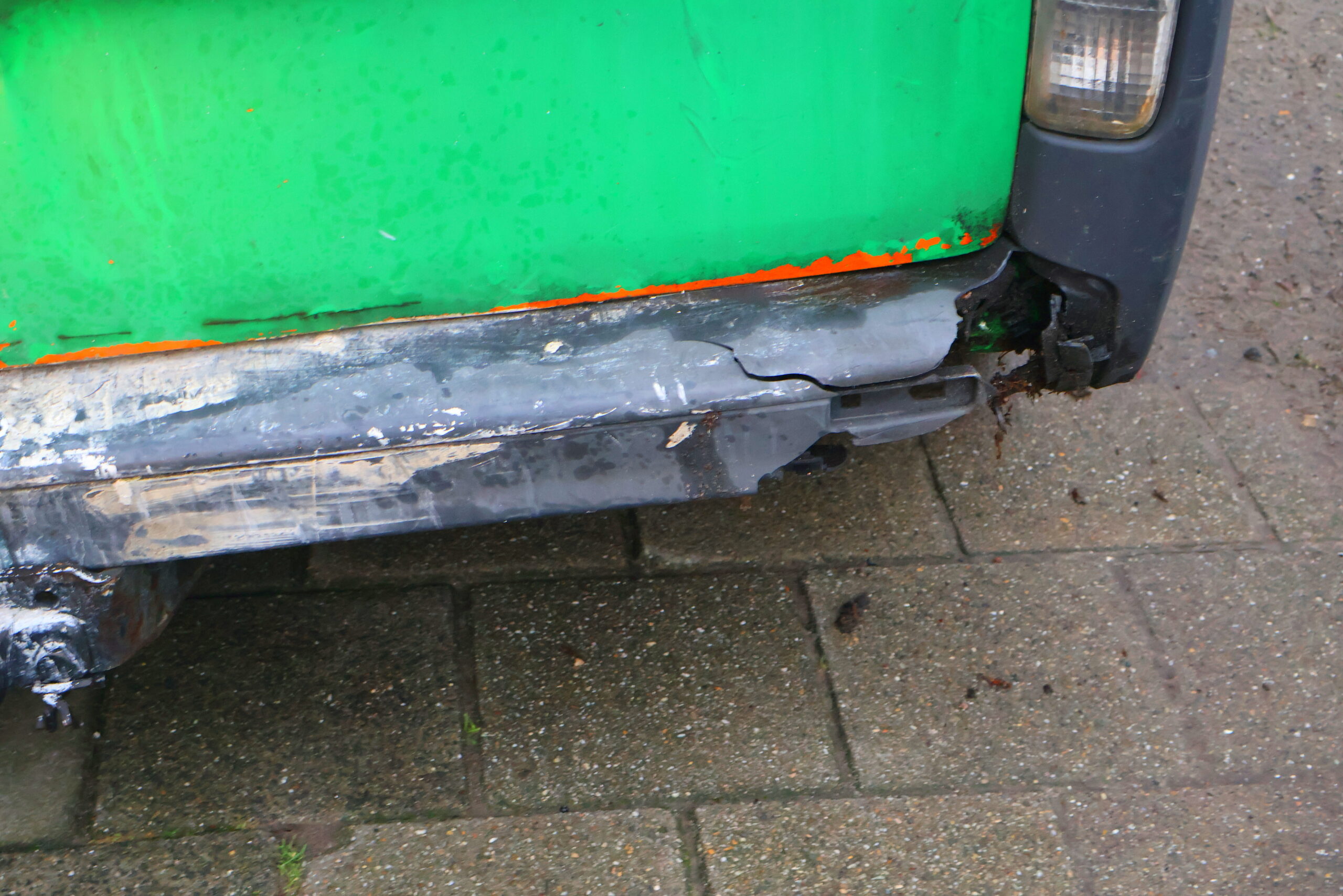 LEIDEN - Maandagmiddag 25 november om 14.50 uur heeft een ongeval plaatsgevonden aan de Oosterkerkstraat in Leiden. Een scooterrijdster was achterop een stilstaande bestelbus geklapt. De bestelbus moest remmen voor een overstekende voetganger, de scooterrijdster zag dit te laat waarna een botsing onvermijdelijk was. De scooterrijdster is door het ambulancepersoneel nagekeken in de ambulance. Uiteindelijk bleek vervoer naar het ziekenhuis niet nodig. Beide voertuigen liepen schade op bij de aanrijding. De scooter wordt veiliggesteld op het politiebureau.