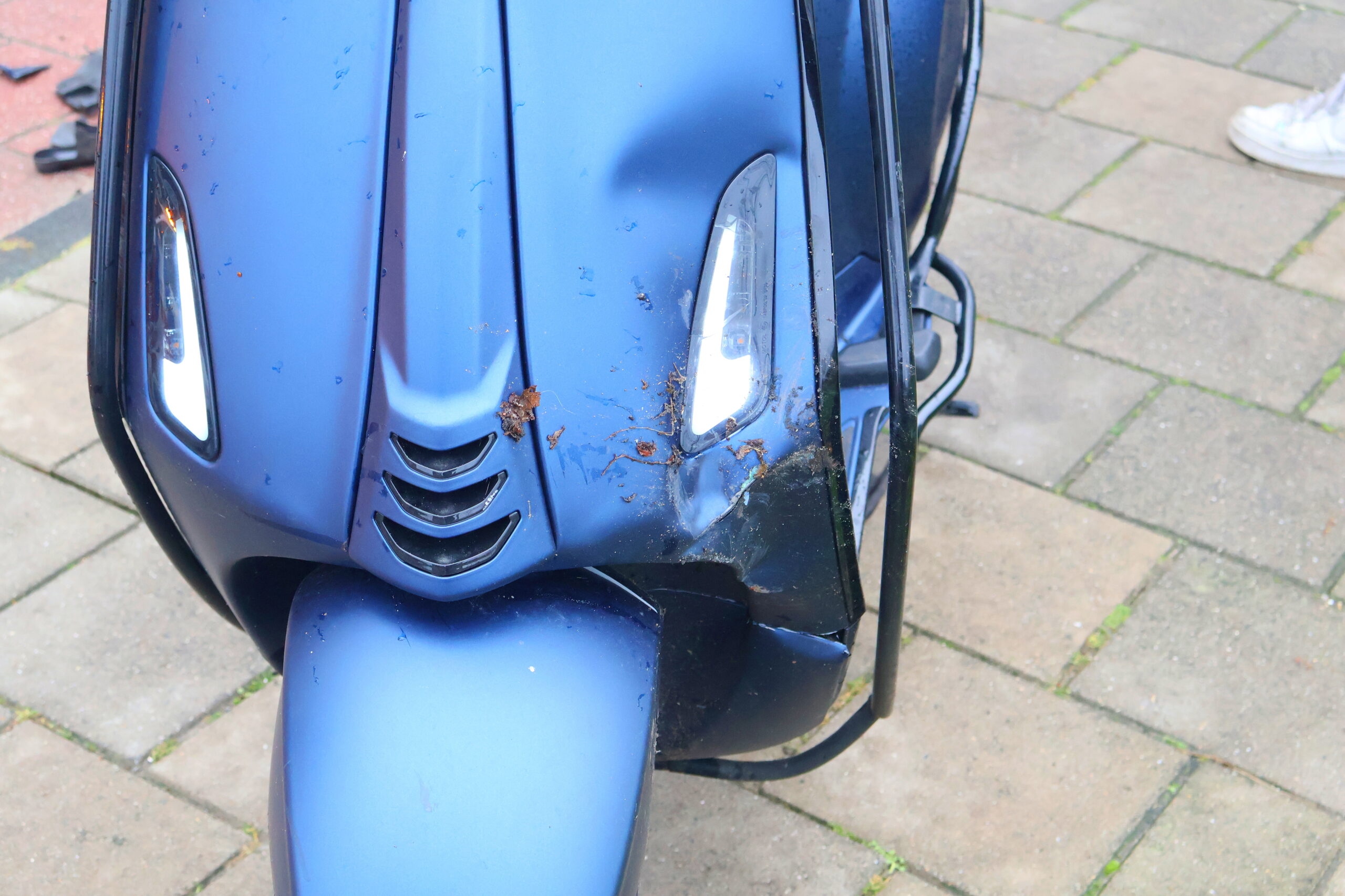 LEIDEN - Maandagmiddag 25 november om 14.50 uur heeft een ongeval plaatsgevonden aan de Oosterkerkstraat in Leiden. Een scooterrijdster was achterop een stilstaande bestelbus geklapt. De bestelbus moest remmen voor een overstekende voetganger, de scooterrijdster zag dit te laat waarna een botsing onvermijdelijk was. De scooterrijdster is door het ambulancepersoneel nagekeken in de ambulance. Uiteindelijk bleek vervoer naar het ziekenhuis niet nodig. Beide voertuigen liepen schade op bij de aanrijding. De scooter wordt veiliggesteld op het politiebureau.