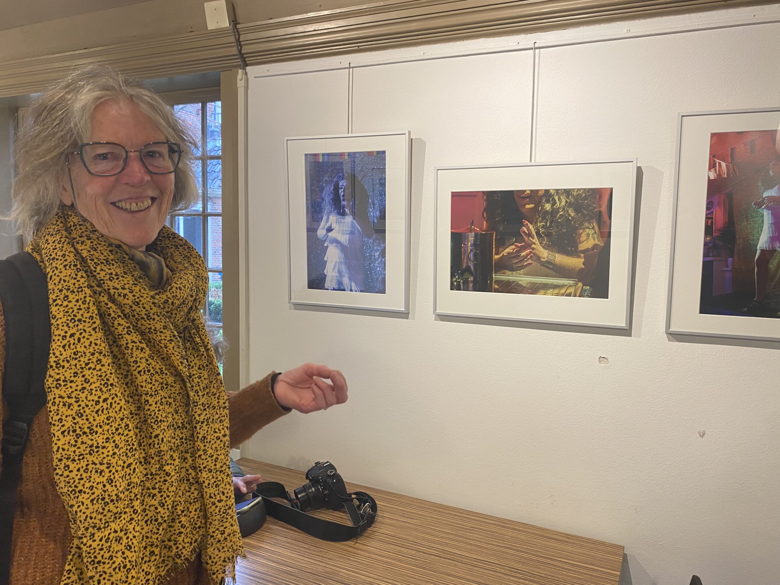 Fotograaf Jannie de Groot bij haar eigen expositie (Foto: Janna Verwer)