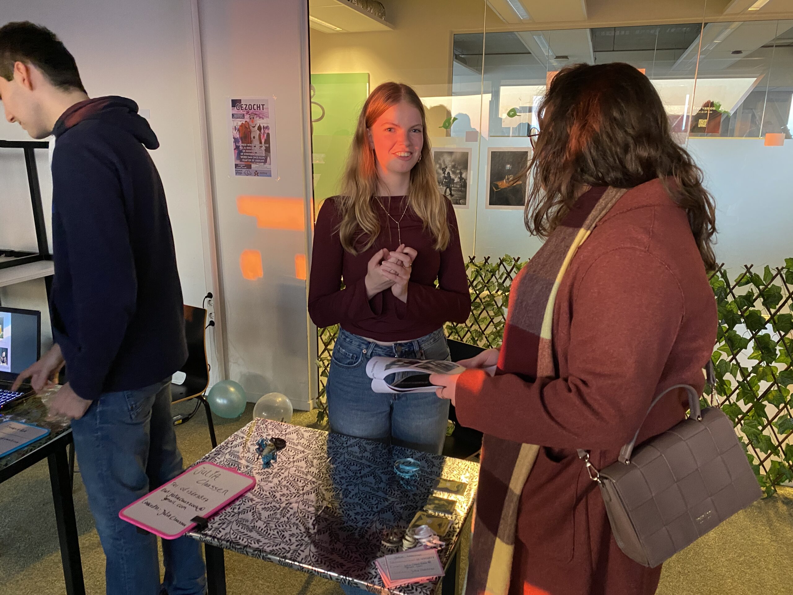 Gasten kunnen vragen stellen aan de studenten(Foto: Robbert Beurse)
