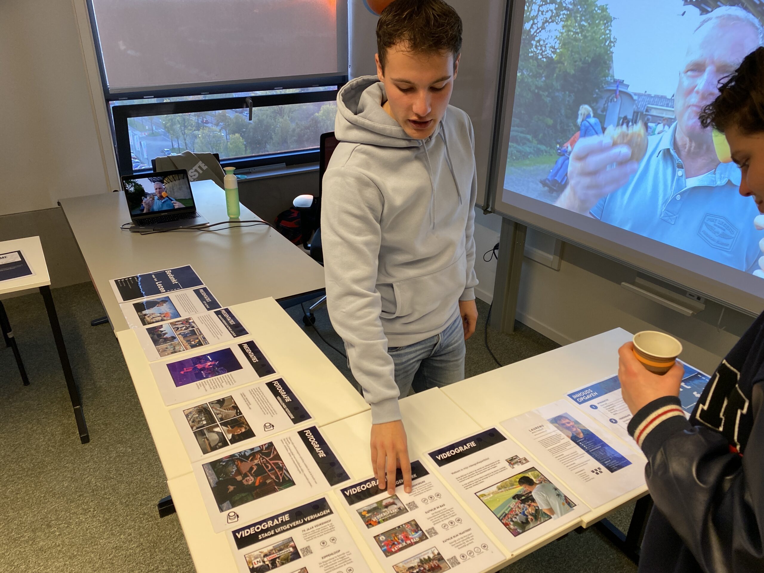 Laurens laat zijn projecten zien(Foto: Robbert Beurse)