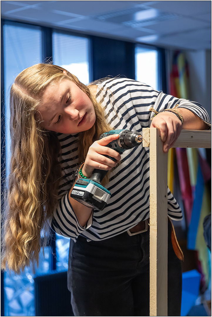 Hanne (16) die bezig is met het maken van meubels (Foto: Jannie de Groot