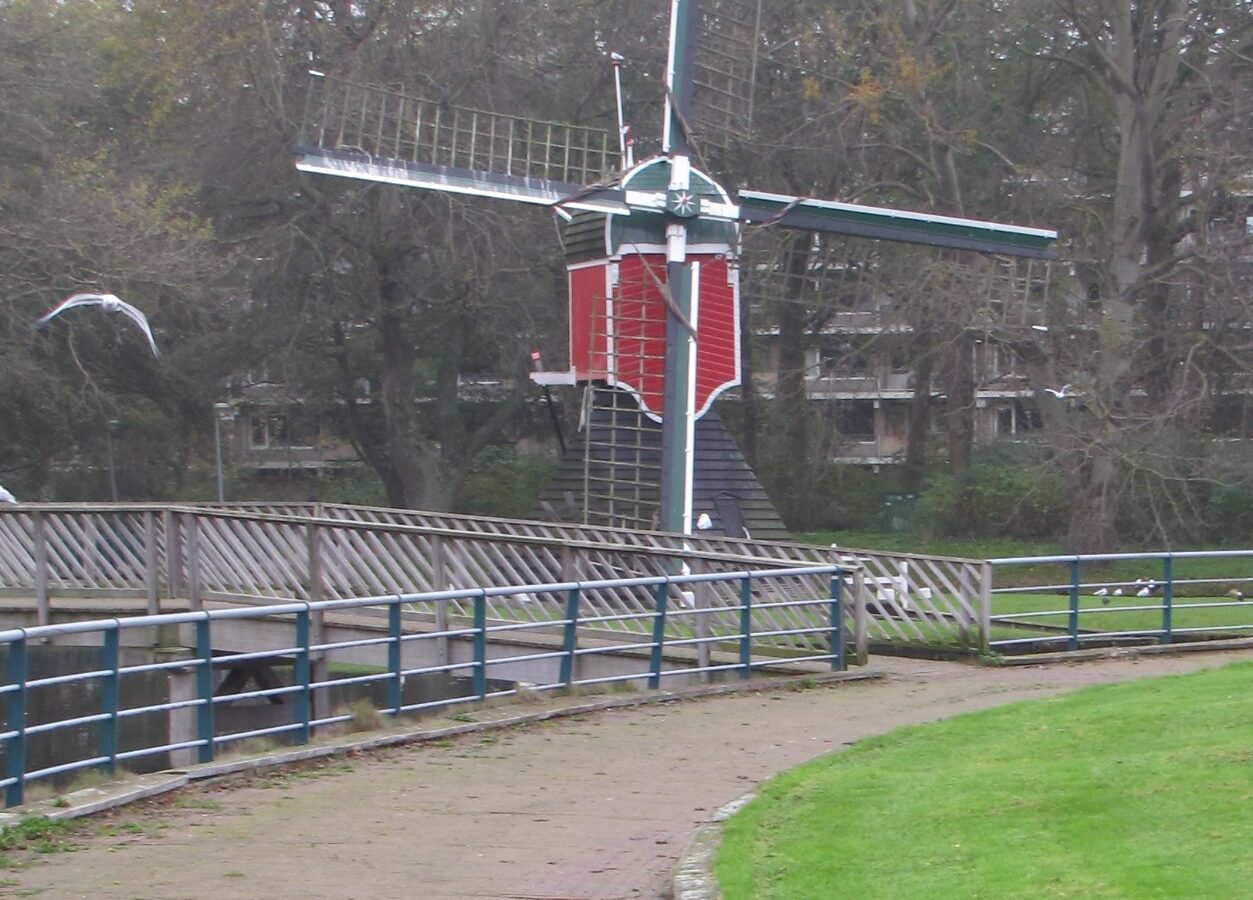 De Oudenhofmolen in Oegstgeest gezien vanaf de voorkant.