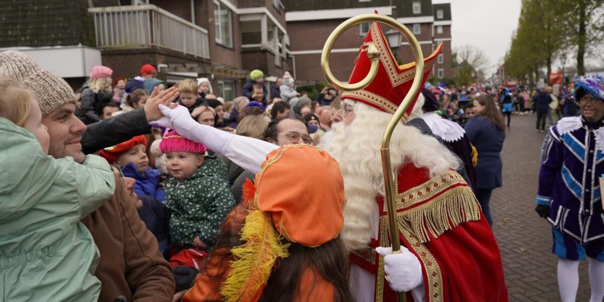 Afsluitingen tijdens intocht Sinterklaas in Leiderdorp op 22 november