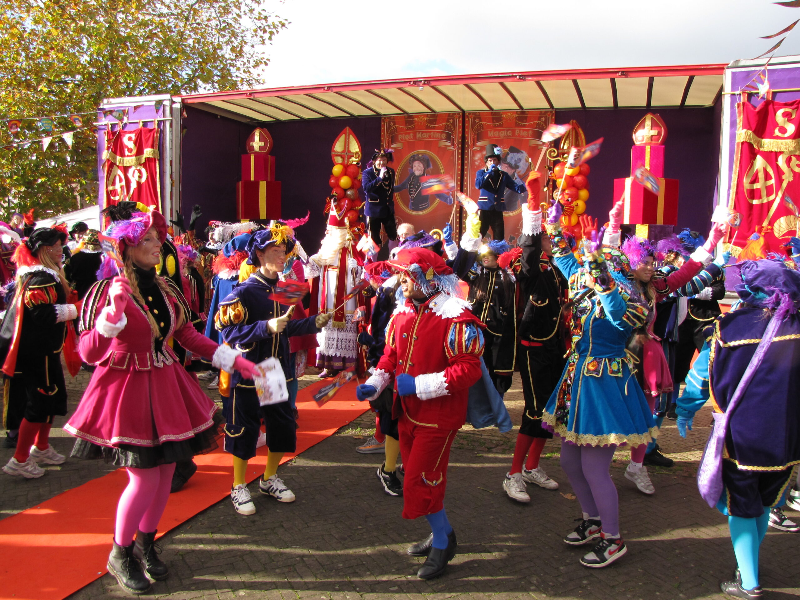 Voor vertrek nog een dans. (Foto: Paul Aalbers)