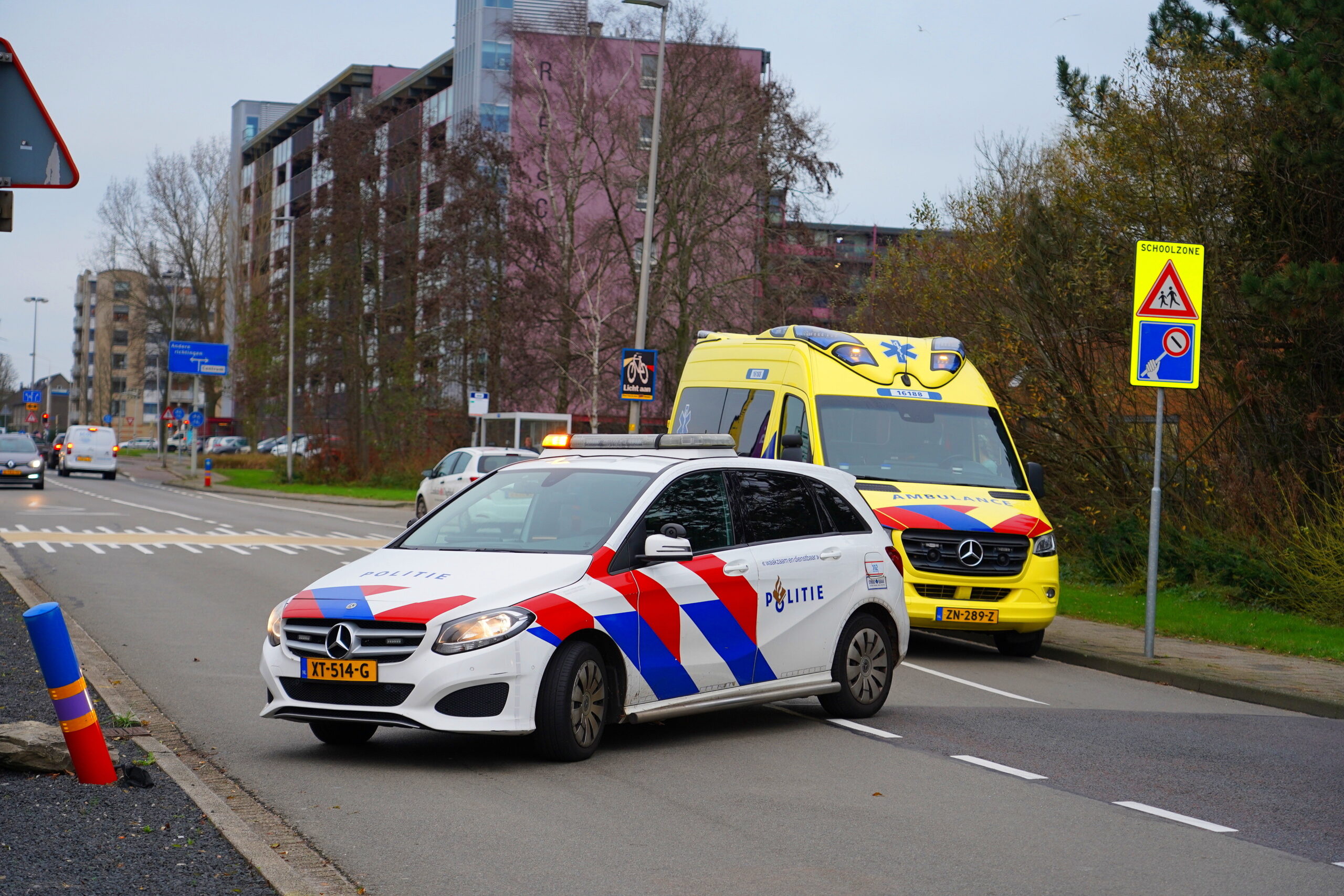 LEIDERDORP - Dinsdagmiddag 10 december omstreeks 14.15 uur heeft een verkeersongeval plaatsgevonden aan de Touwbaan met de kruising Rietschans in Leiderdorp. Hierbij is een fietser en een bestelbus betrokken geraakt. De ambulancedienst is ingezet voor het verlenen van medische hulp. De vrouw is na controle door een ambulancemedewerker met de ambulance vervoerd naar het ziekenhuis. Door het ongeval was de weg tijdelijk afgesloten.