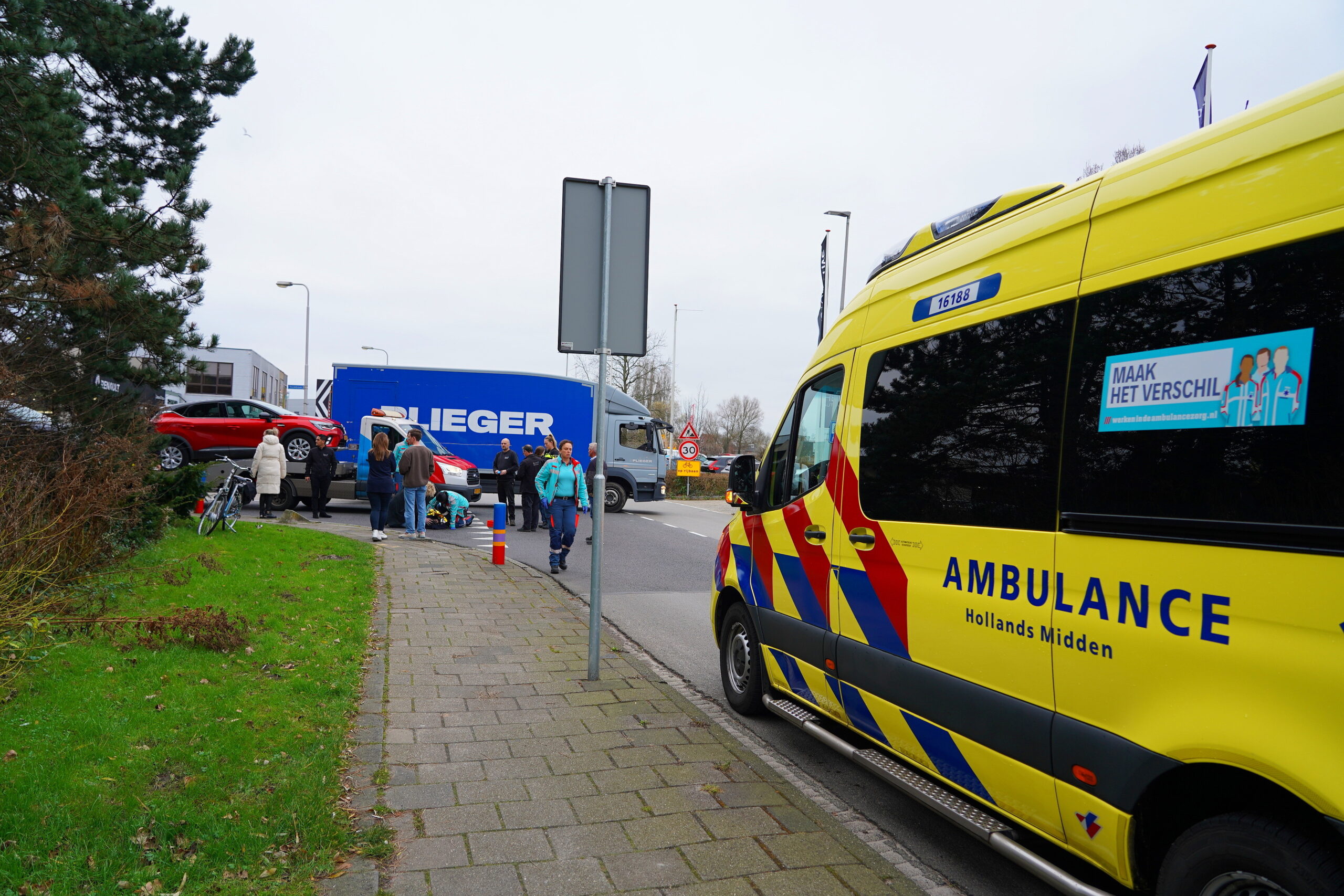 LEIDERDORP - Dinsdagmiddag 10 december omstreeks 14.15 uur heeft een verkeersongeval plaatsgevonden aan de Touwbaan met de kruising Rietschans in Leiderdorp. Hierbij is een fietser en een bestelbus betrokken geraakt. De ambulancedienst is ingezet voor het verlenen van medische hulp. De vrouw is na controle door een ambulancemedewerker met de ambulance vervoerd naar het ziekenhuis. Door het ongeval was de weg tijdelijk afgesloten.