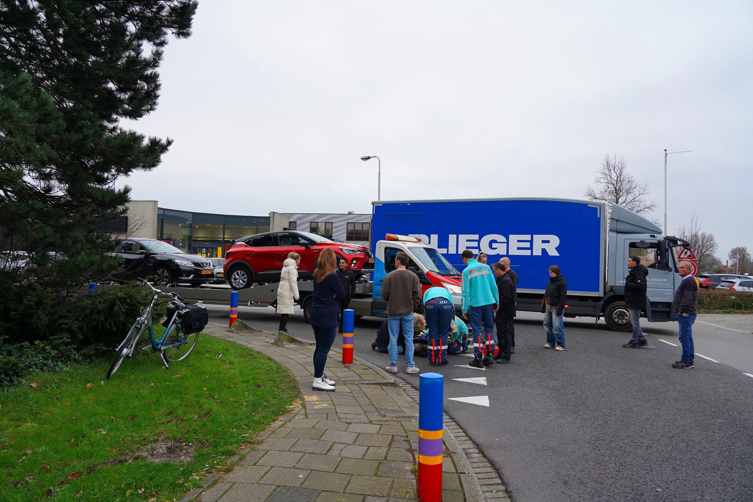LEIDERDORP - Dinsdagmiddag 10 december omstreeks 14.15 uur heeft een verkeersongeval plaatsgevonden aan de Touwbaan met de kruising Rietschans in Leiderdorp. Hierbij is een fietser en een bestelbus betrokken geraakt. De ambulancedienst is ingezet voor het verlenen van medische hulp. De vrouw is na controle door een ambulancemedewerker met de ambulance vervoerd naar het ziekenhuis. Door het ongeval was de weg tijdelijk afgesloten.