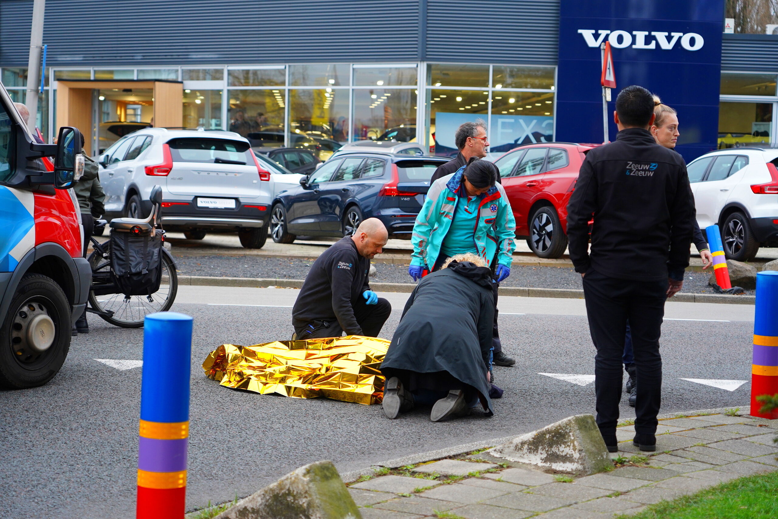 LEIDERDORP - Dinsdagmiddag 10 december omstreeks 14.15 uur heeft een verkeersongeval plaatsgevonden aan de Touwbaan met de kruising Rietschans in Leiderdorp. Hierbij is een fietser en een bestelbus betrokken geraakt. De ambulancedienst is ingezet voor het verlenen van medische hulp. De vrouw is na controle door een ambulancemedewerker met de ambulance vervoerd naar het ziekenhuis. Door het ongeval was de weg tijdelijk afgesloten.