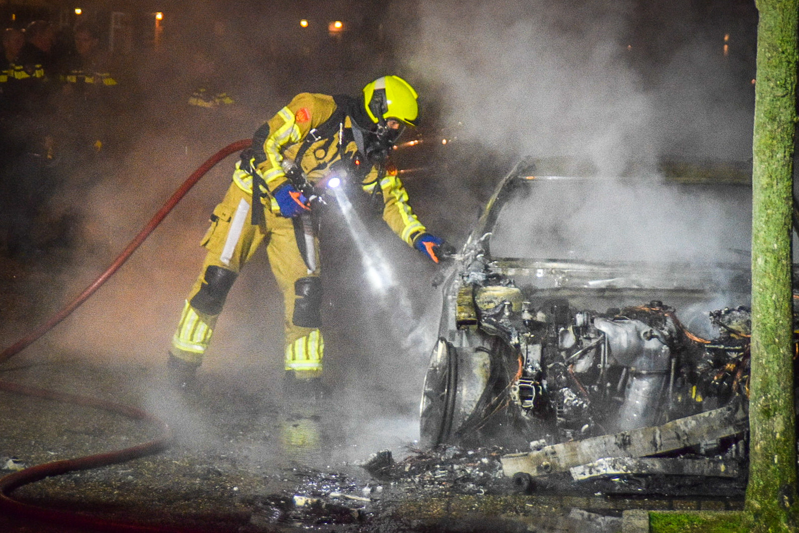 Auto in brand aan de Jan Wolkerslaan in Oegstgeest. (Foto: Regio Leiderdorp).