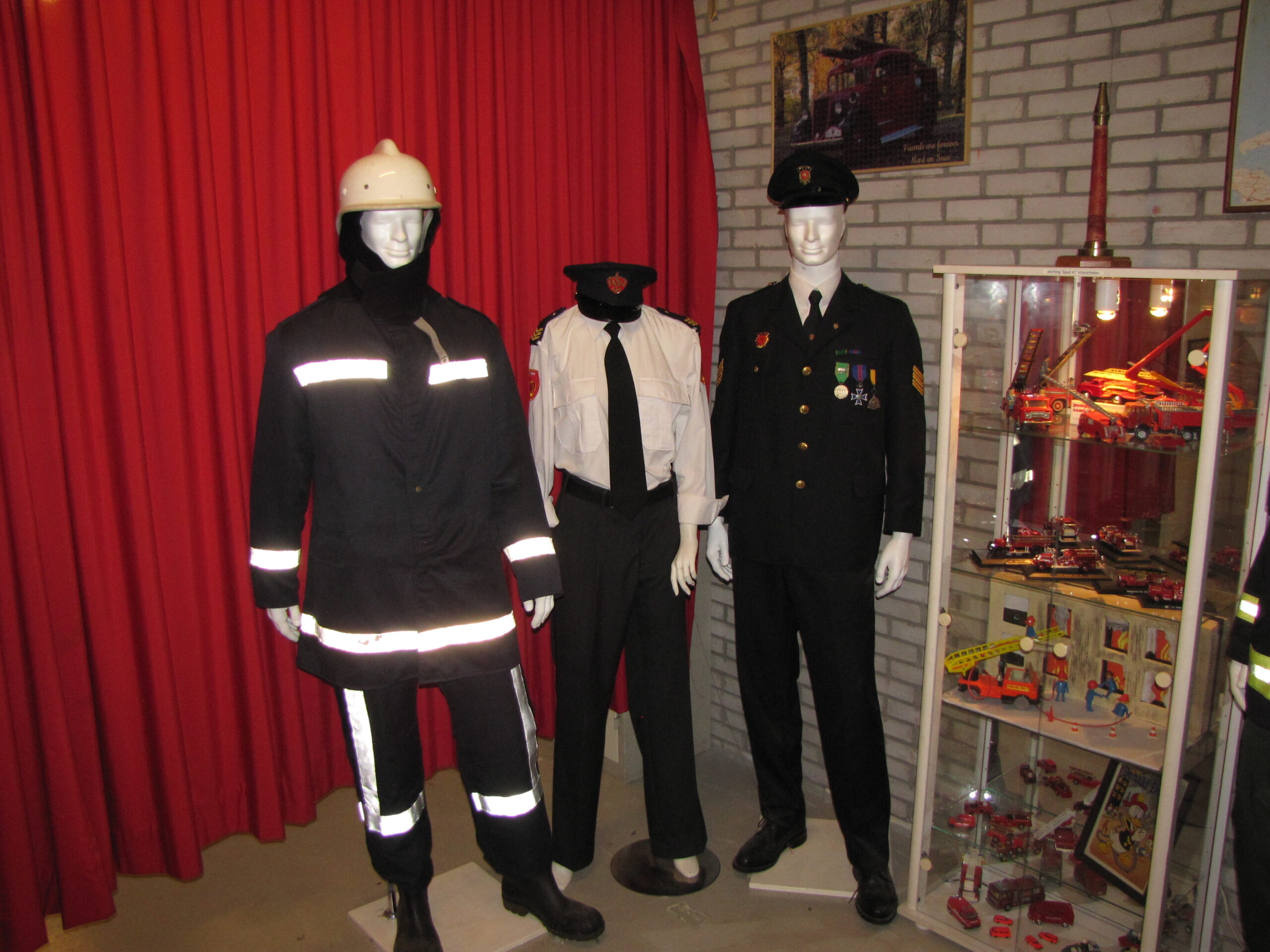 Diverse soorten brandweerkleding. (Foto: Paul Aalbers)