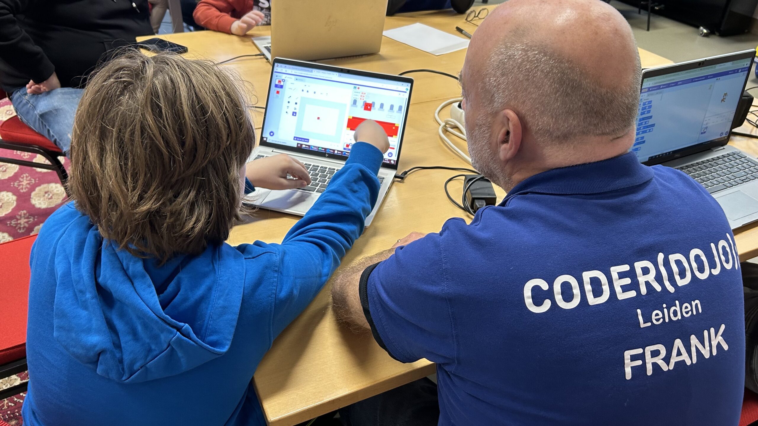 Deelnemer legt uit wat er volgens hem niet goed gaat. (Foto: Arjen Tebbenhof)