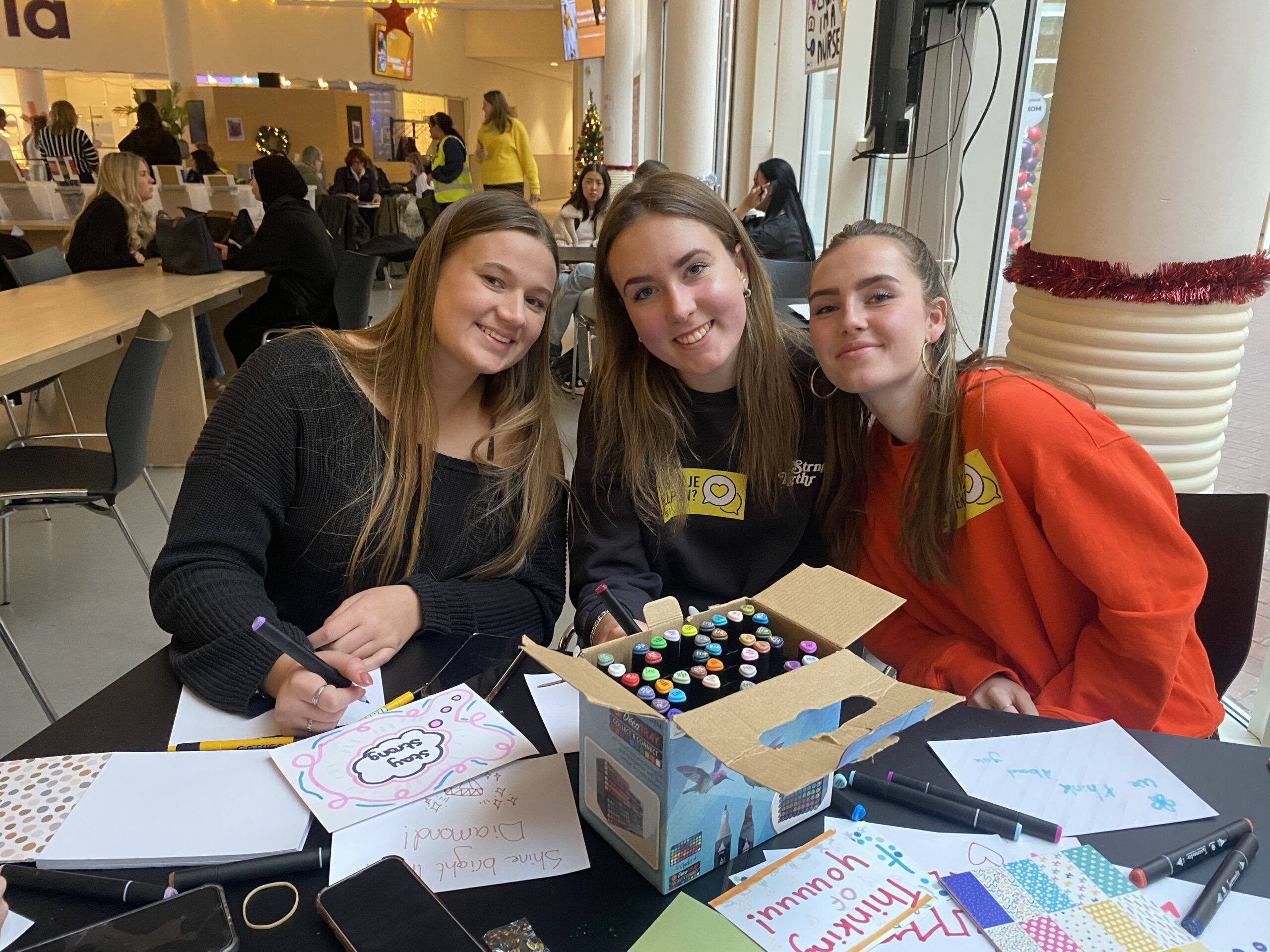 Studenten Demi en Sharon aan de slag voor Write for Rights.