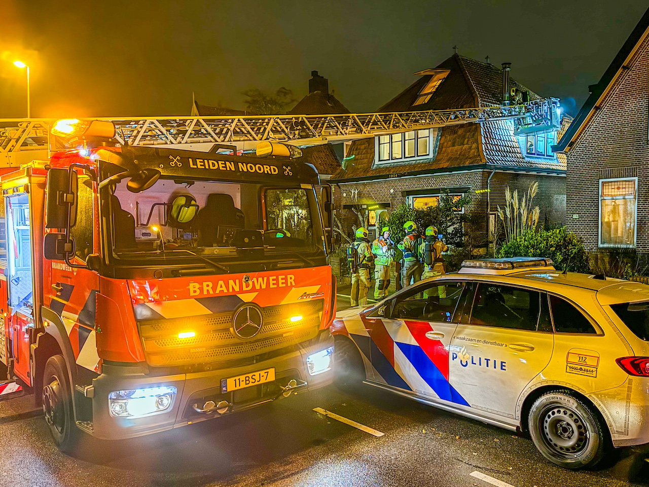 De brandweer aan het werk aan de Van der Valk Boumanweg. (Foto: Regio Leiderdorp).