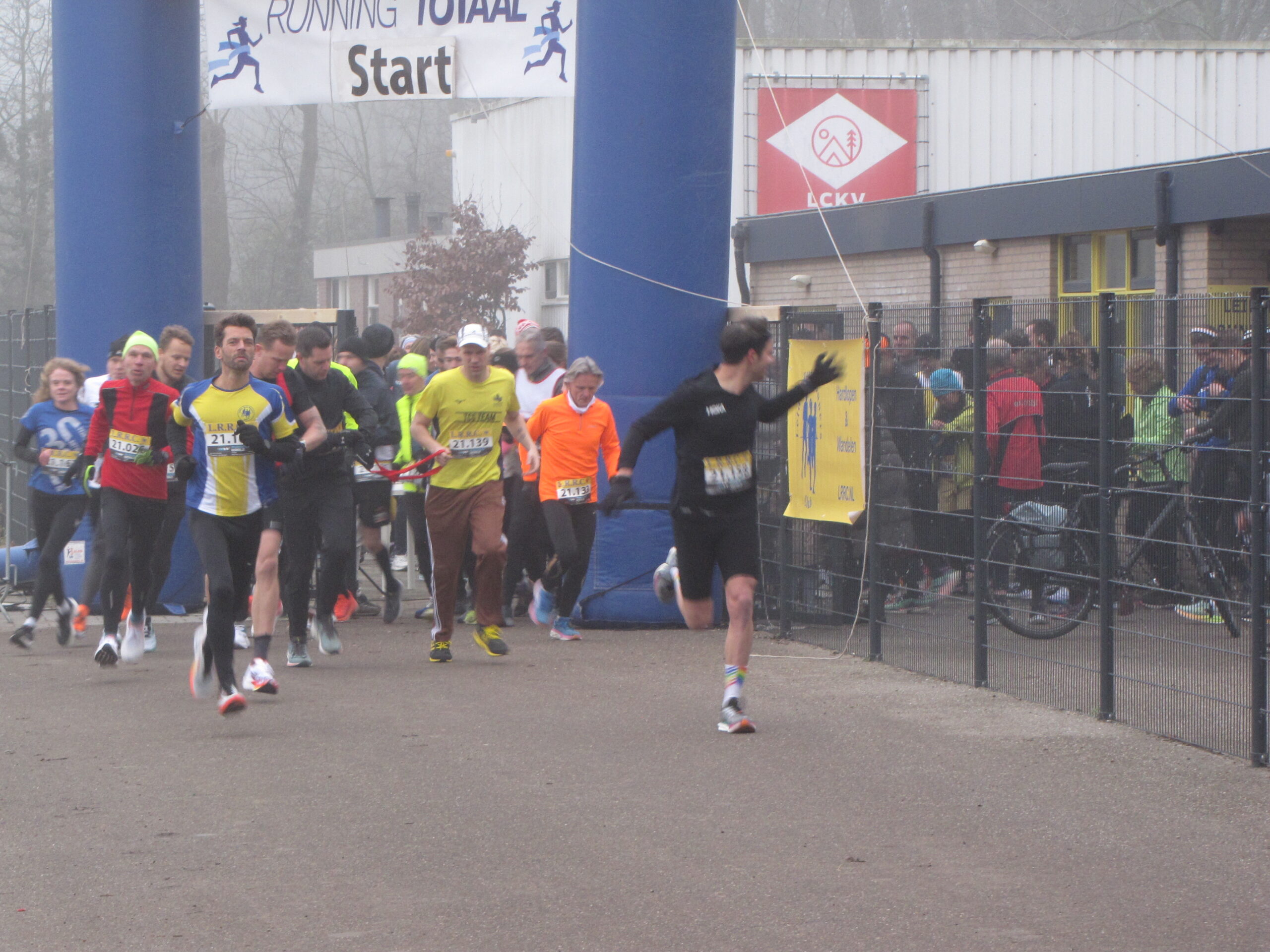 Start van de 10 kilometer hardlopen. (Foto