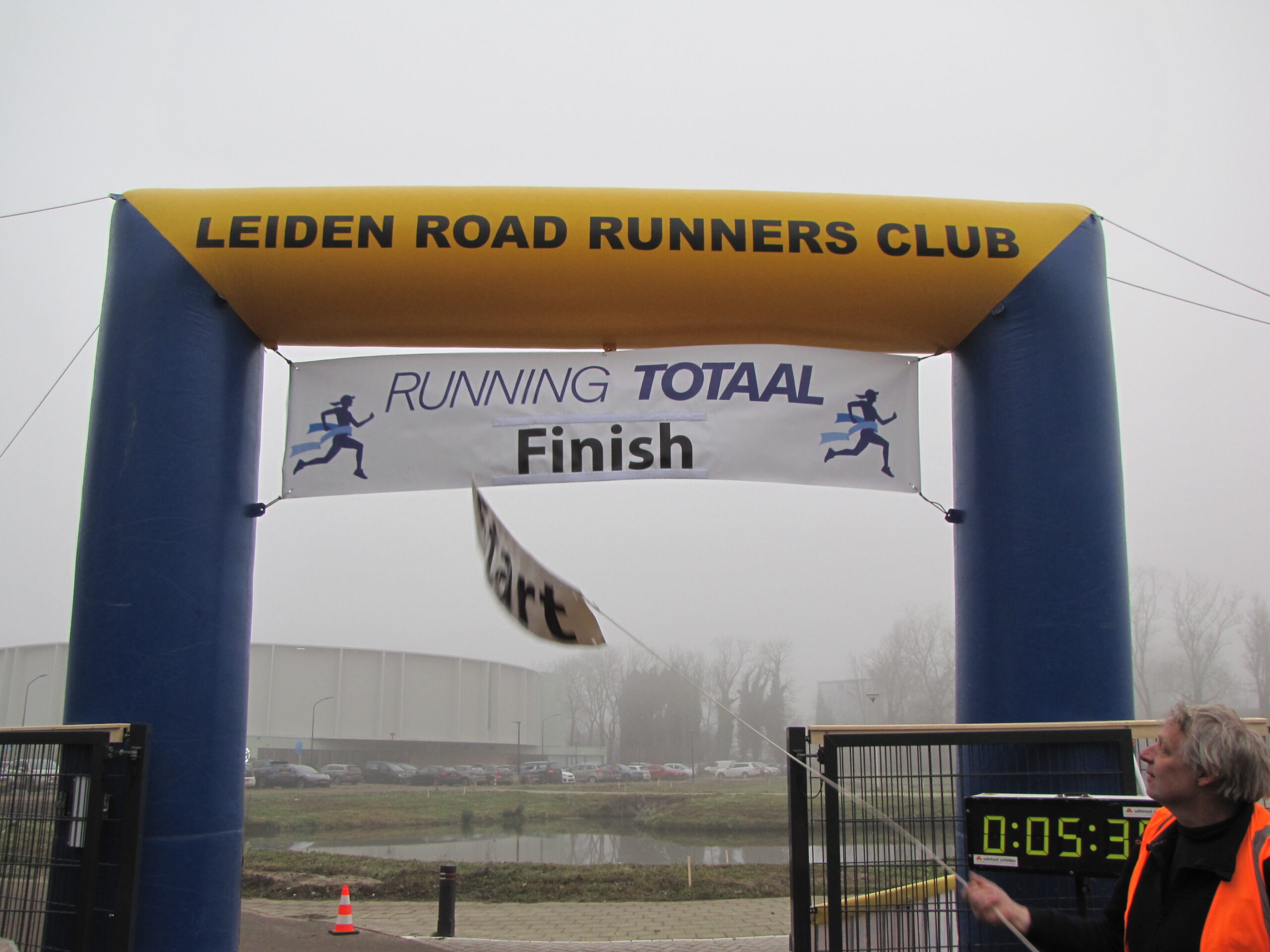 De bordjes worden verhangen. (Foto: Paul Aalbers)