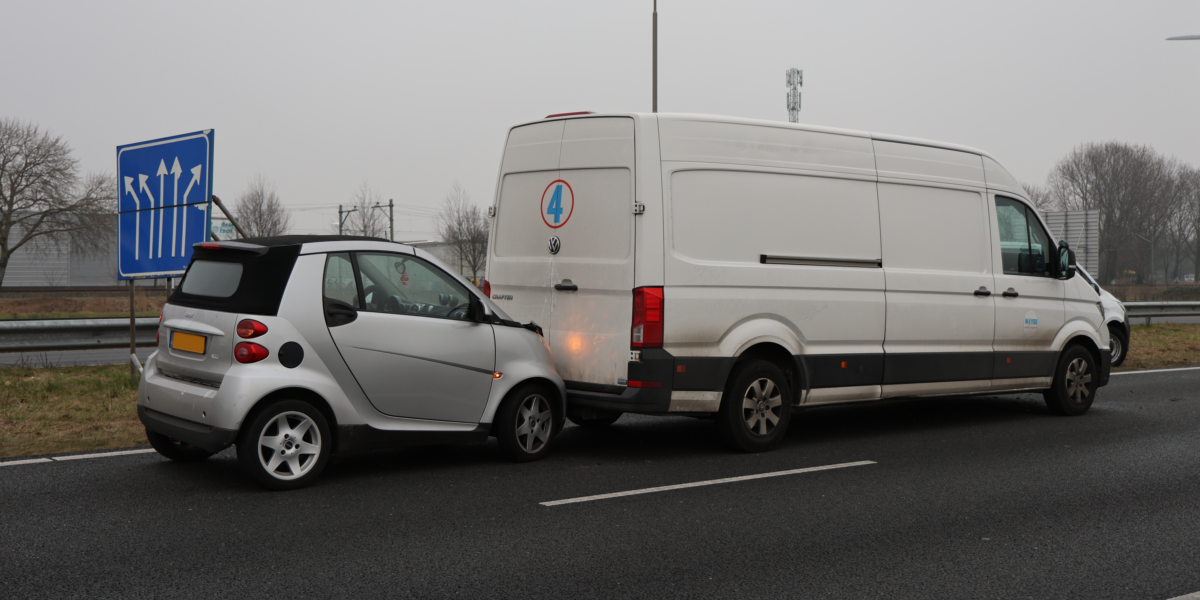 Kop-staartbotsing tussen Smart en bestelbus: flinke file op N11