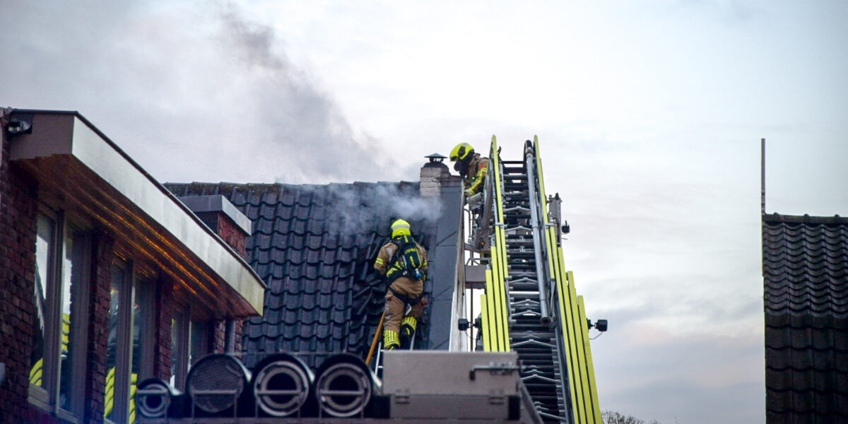 Grote brand in rieten dak aan de Dorpsstraat in Warmond
