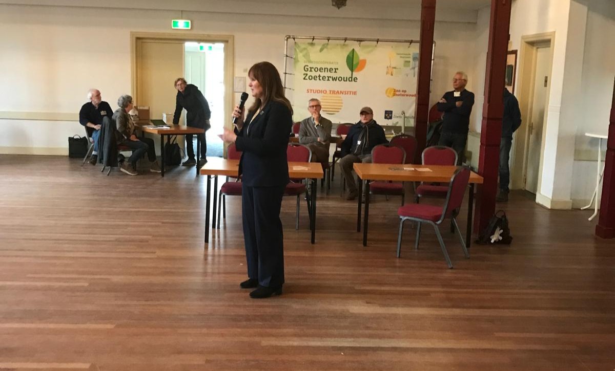Wethouder Angelique Beekhuizen opent het Repair Café Zoeterwoude. (Foto: Cees Loos)