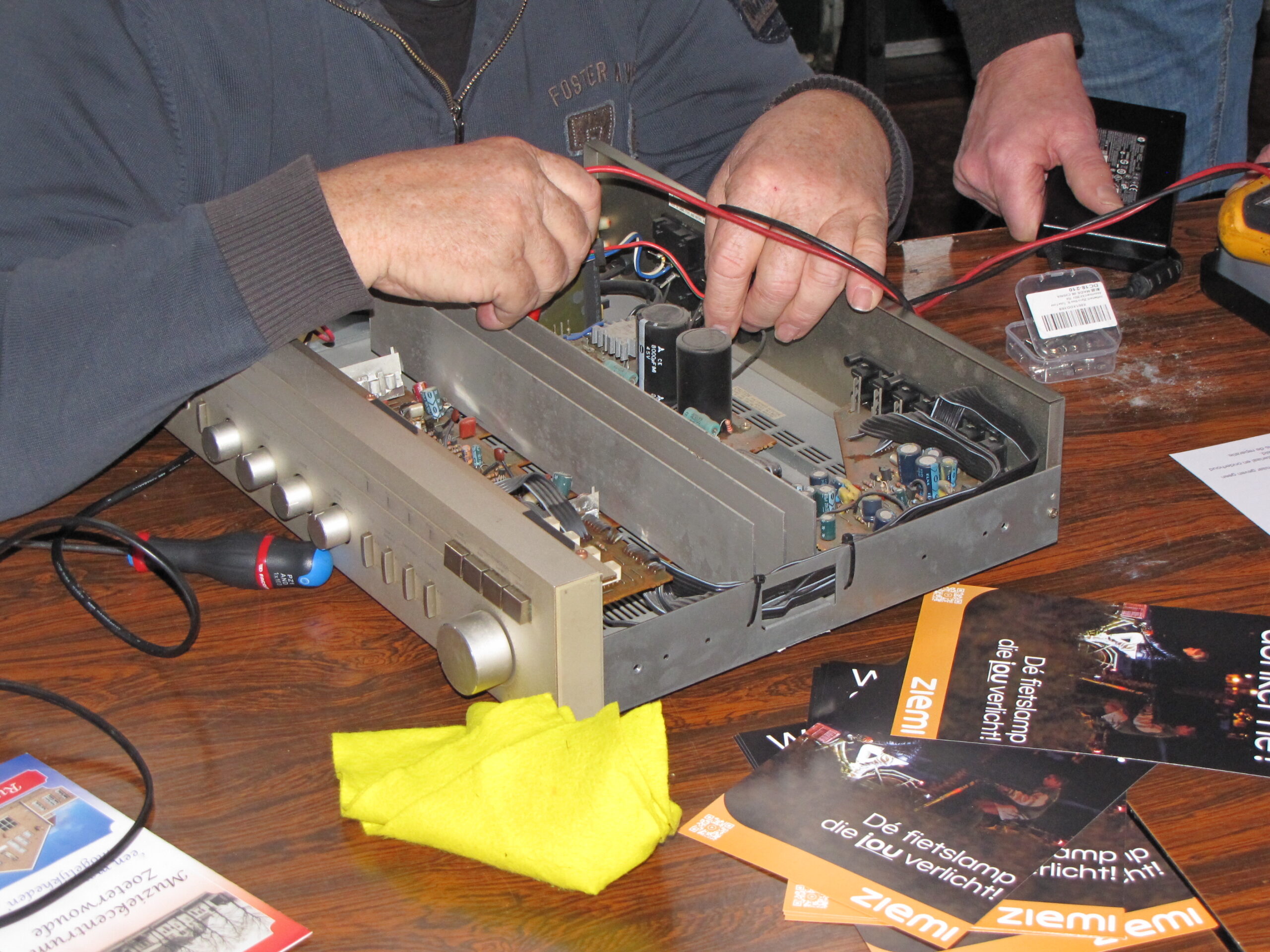 Versterker wordt doorgemeten. (Foto: Paul Aalbers)