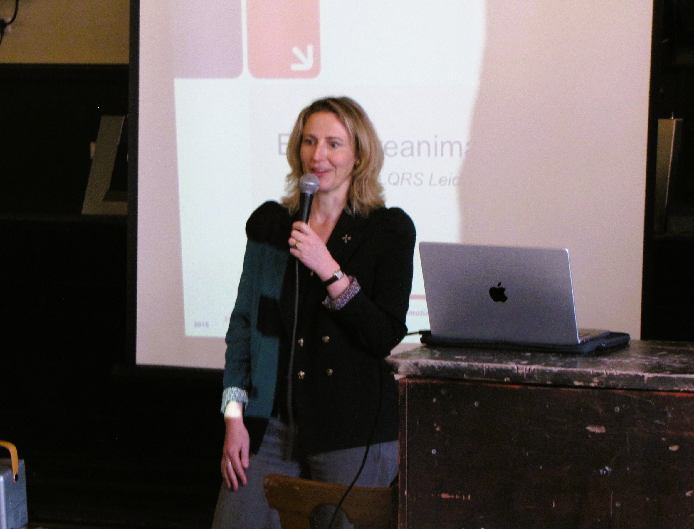 Wethouder Wietske Veltman spreekt de cursisten toe. (Foto: Paul Aalbers)