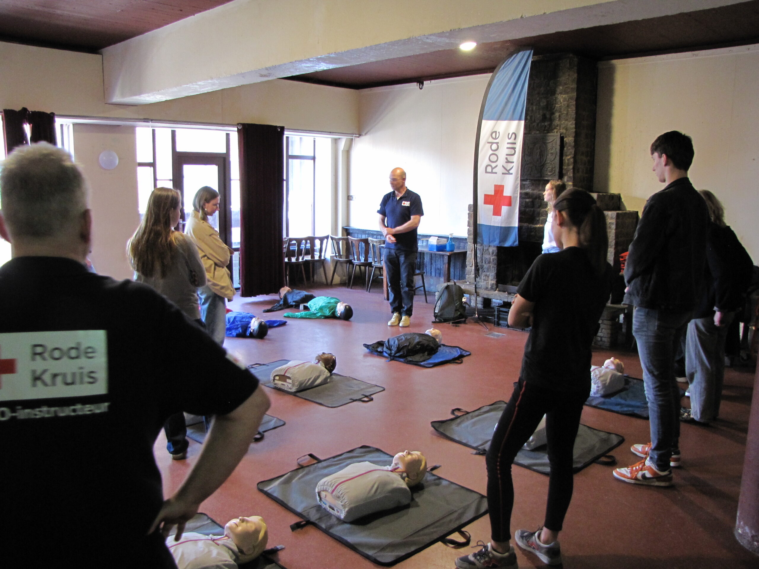 Daarna in kleinere groepen de praktijk. (Foto: Paul Aalbers)