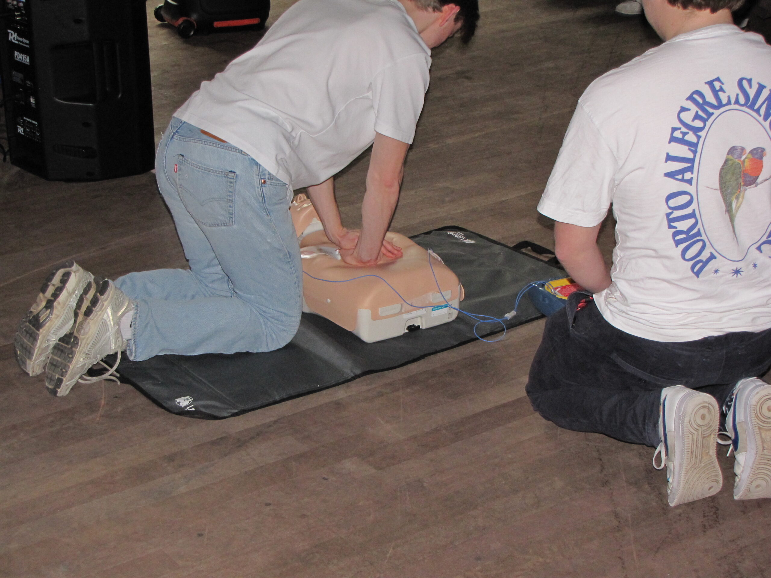 Ook werken met een AED kwam aan de orde. (Foto: Paul Aalbers)