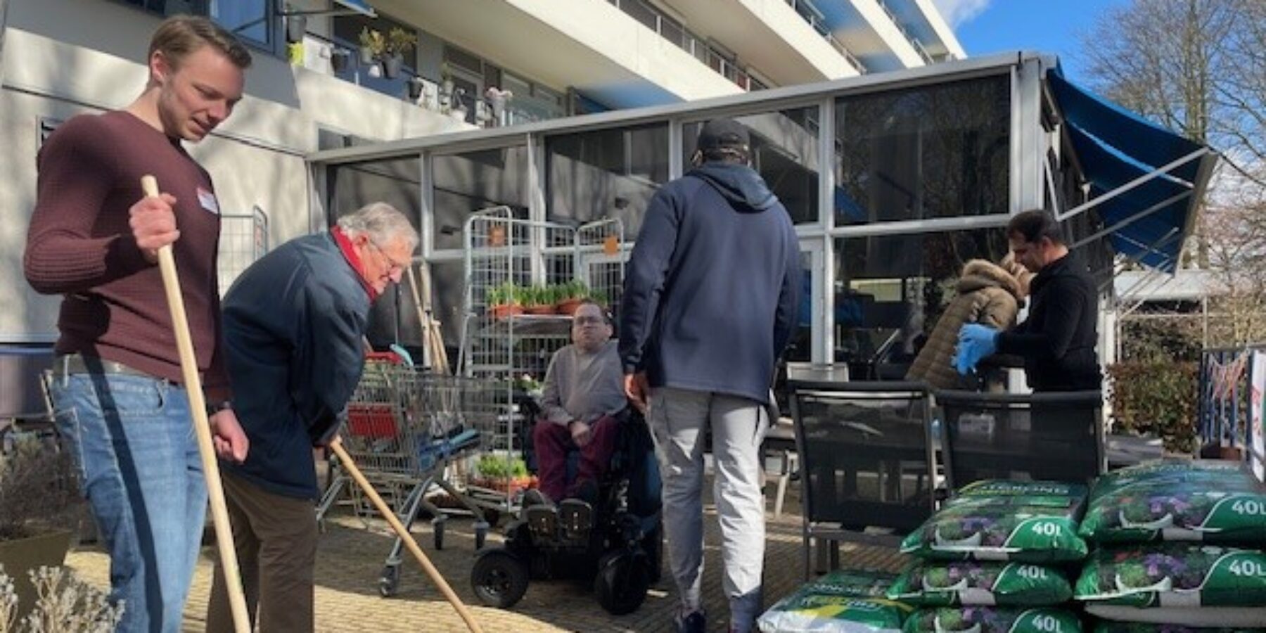 Vrijwilligers aan het werk tijdens NL Doet