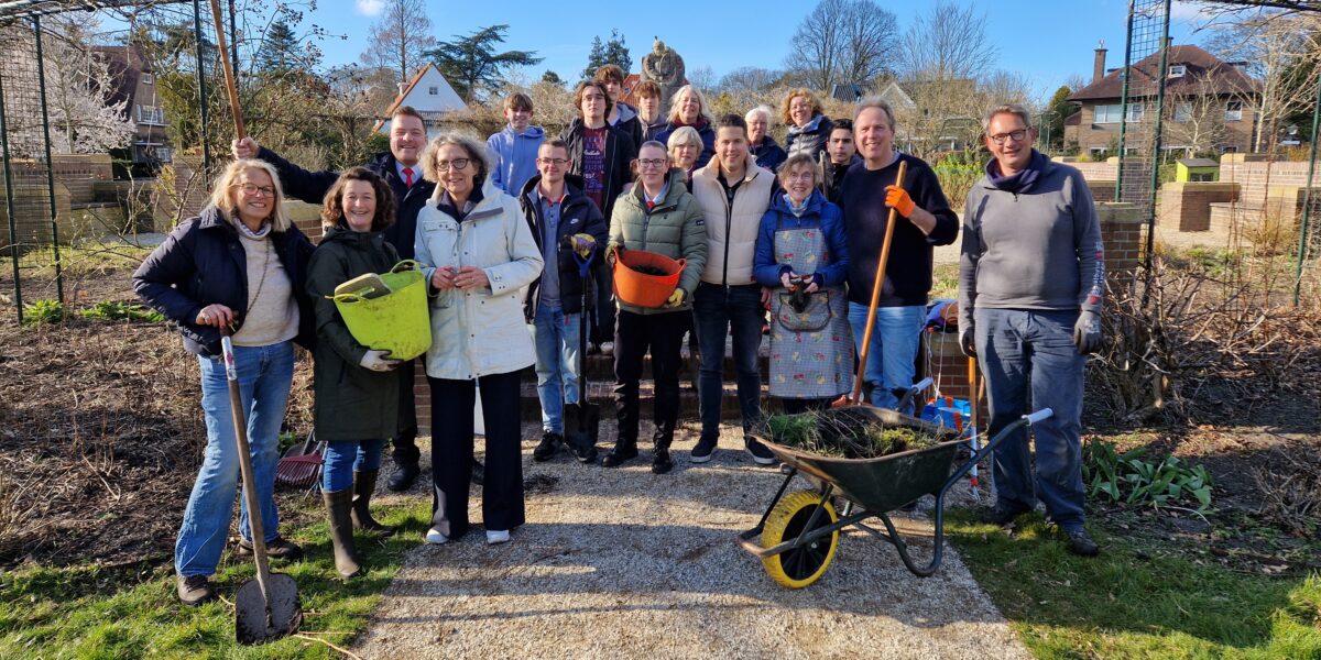Inwoners en wethouders steken handen uit de mouwen tijdens NLdoet in Wassenaar