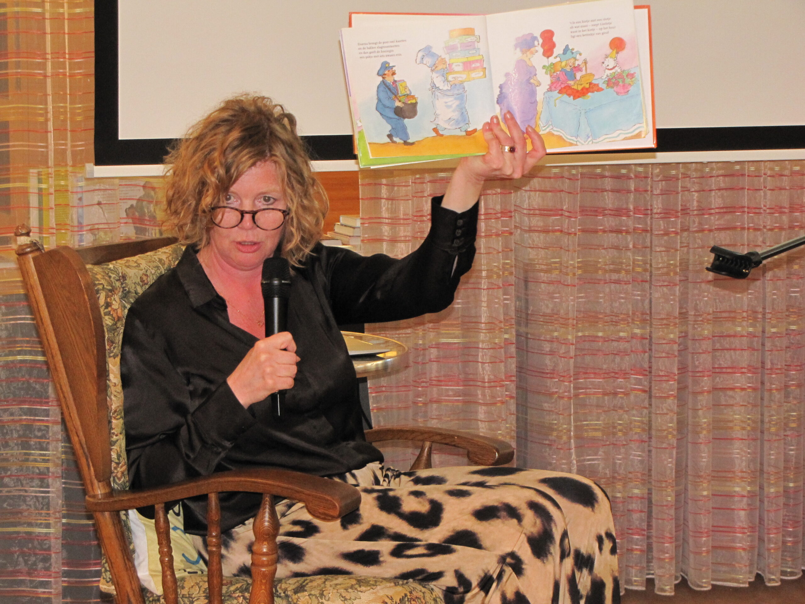 Wethouder Elsbeth Koek leest voor. (Foto: Paul Aalbers)