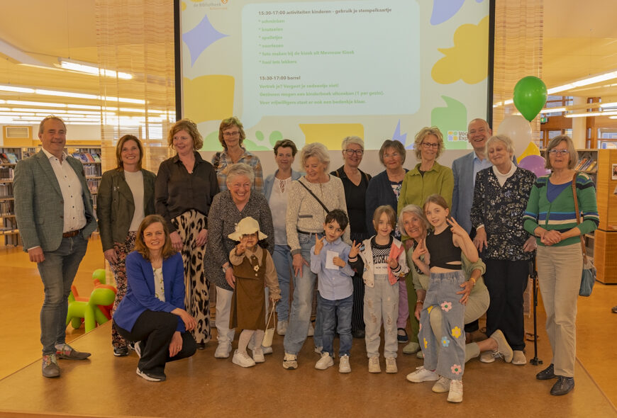 Groepsfoto met kinderen, vrijwilligers en bestuurders. (Foto: Johanna Oskam, Bollenstreek Omroep)