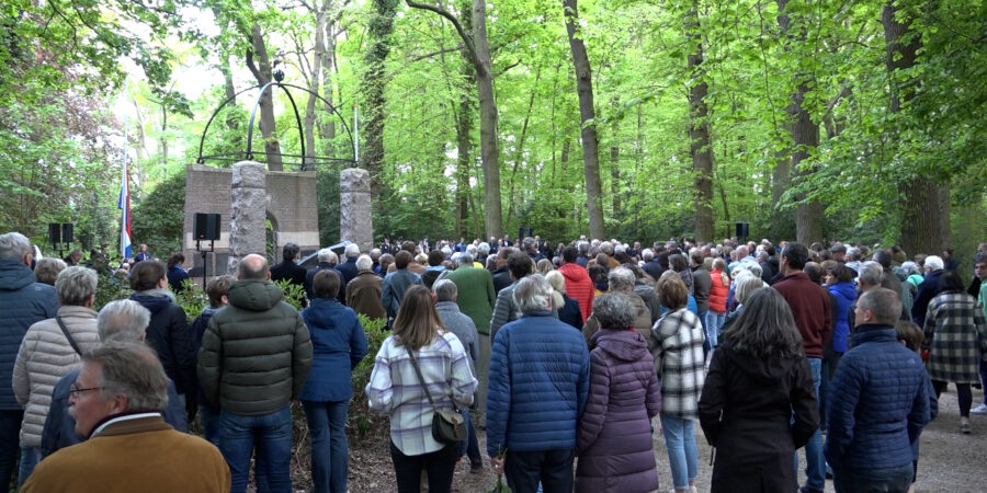 Veel mensen bij het monument voor Dodenherdenking in Oegstgeest