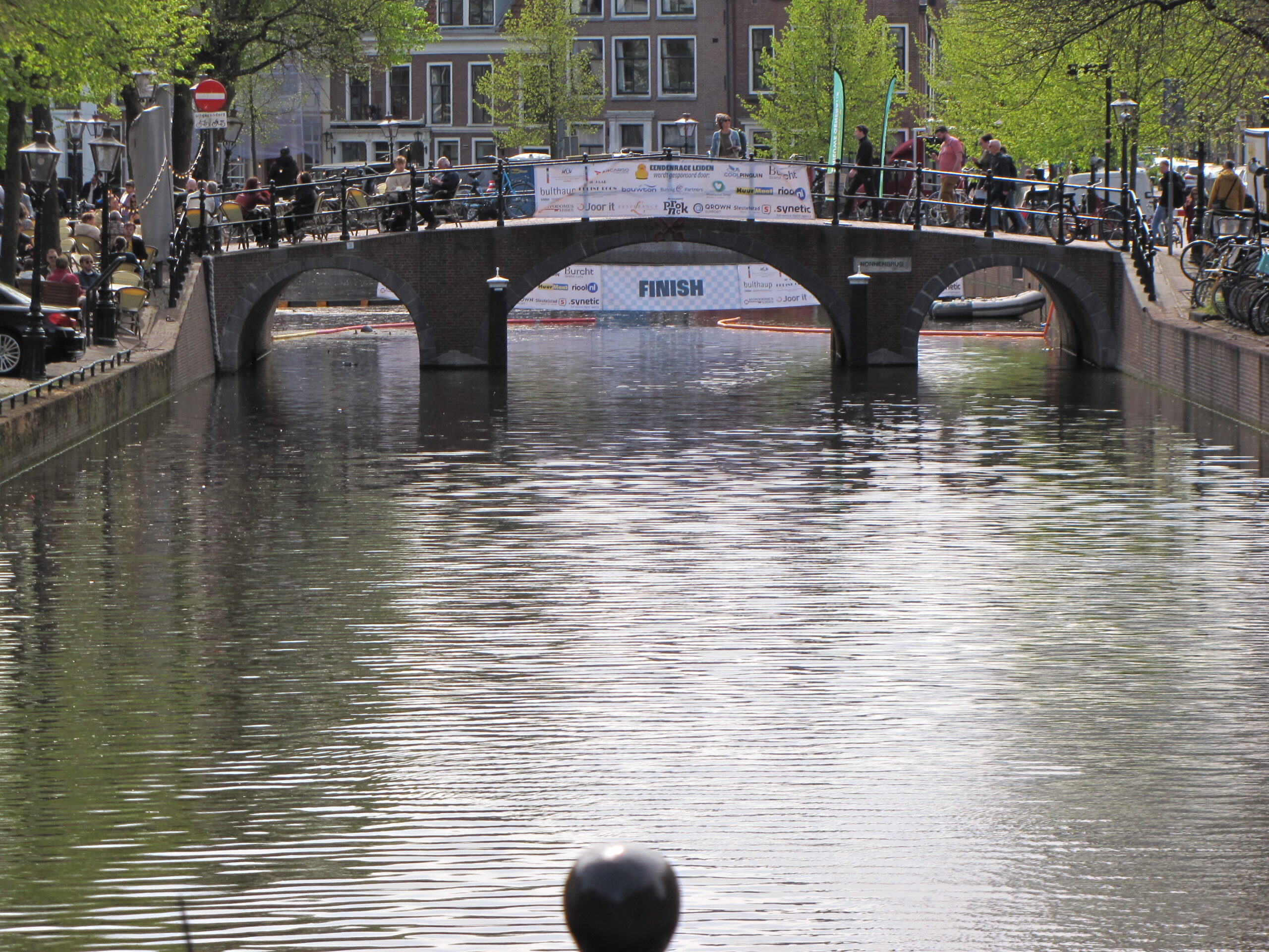 Het parcours: vanaf de Doelenbrug kijkend naar de finish, achter de Nonnenbrug. (Foto: Paul Aalbers)