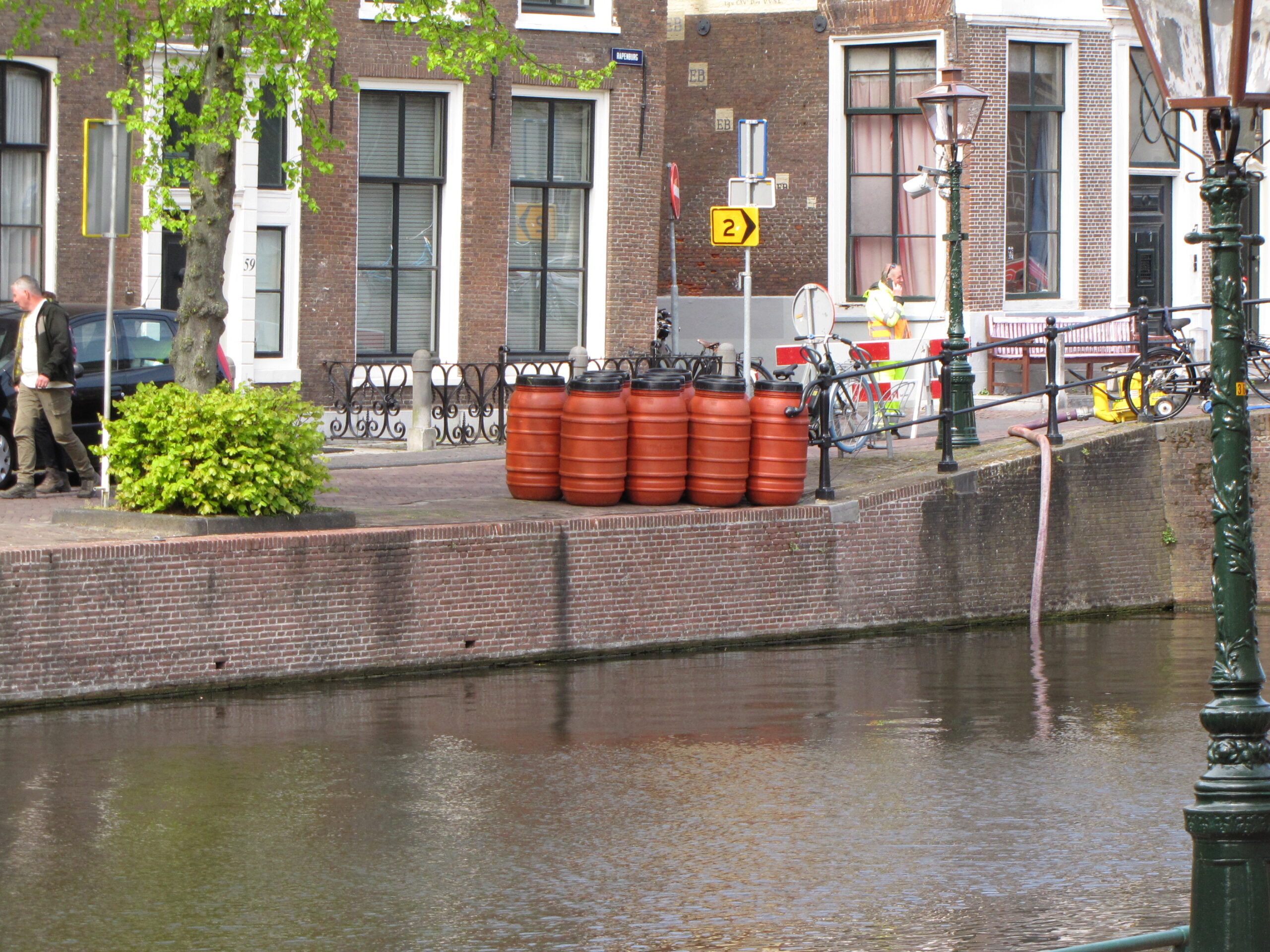Tonnen met eenden staan te wachten bij de Doelenbrug. (Foto: Paul Aalbers)