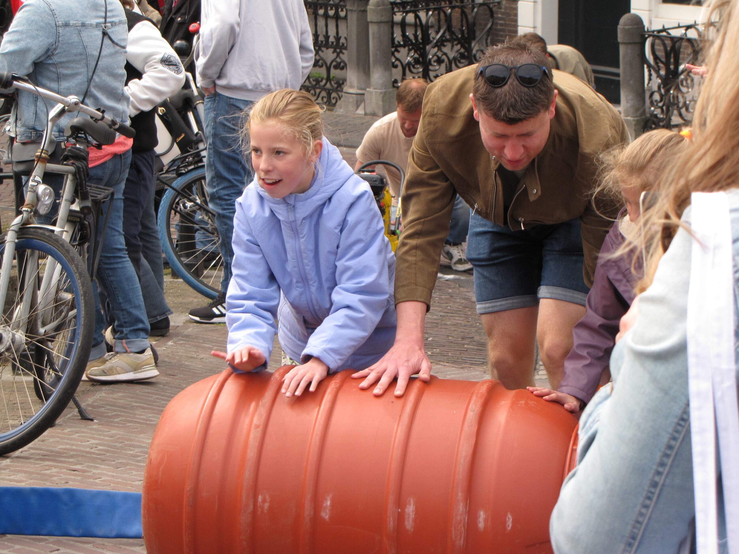 Met vereende krachten worden de tonnen de brug opgerold. (Foto: Paul Aalbers)